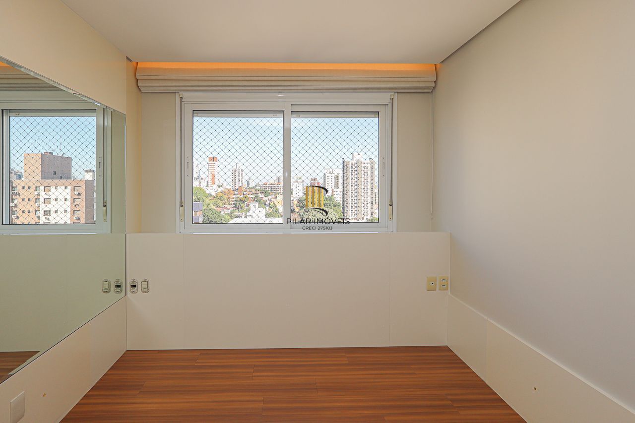 Apartamento de 3 quartos, 3 suítes, com 02 garagens individuais no Bairro Petrópolis, próximo a Encol.