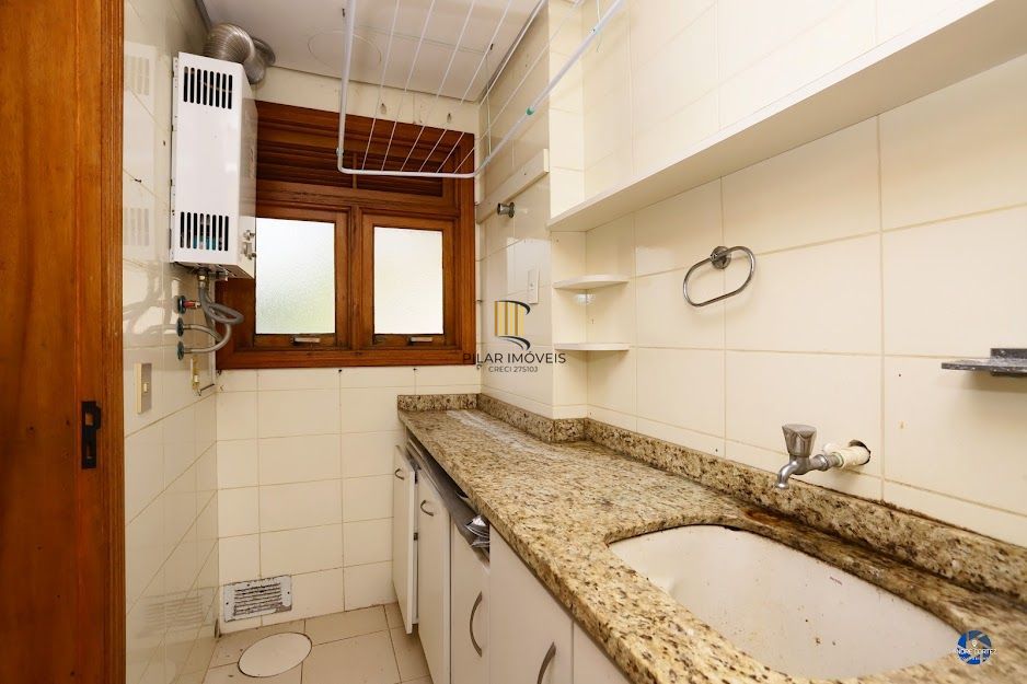 Apartamento semi mobiliado com churrasqueira e 02 garagens no Menino Deus em Porto Alegre