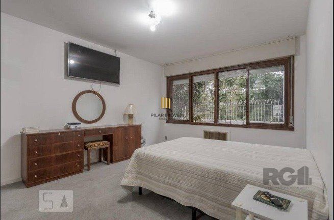 Casa com 04 dormitórios no Bairro Chacara das Pedras Porto Alegre