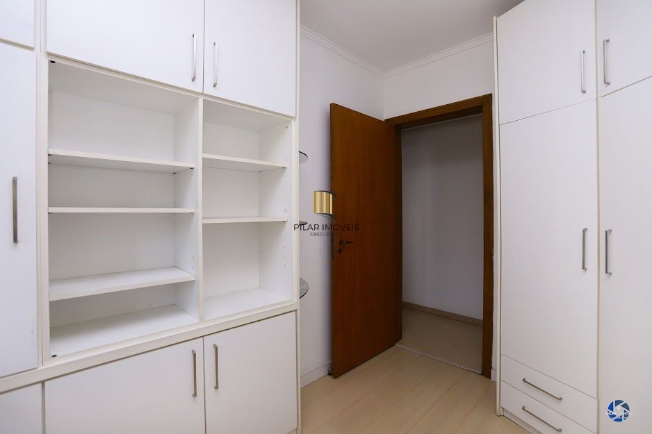 Apartamento semi mobiliado com churrasqueira e 02 garagens no Menino Deus em Porto Alegre