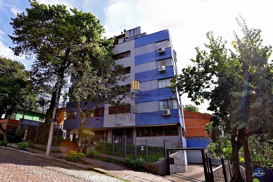Apartamento semi mobiliado com churrasqueira e 02 garagens no Menino Deus em Porto Alegre