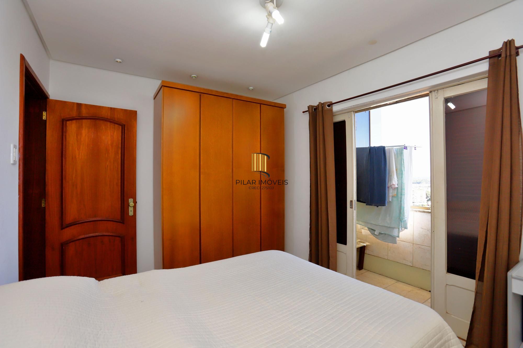 Apartamento super iluminado e arejado,  com hall de entrada , living amplo com 02 ambientes , 02 dormitórios, sendo uma suíte , banheiro  social com ventilação externa e cozinha mobiliada