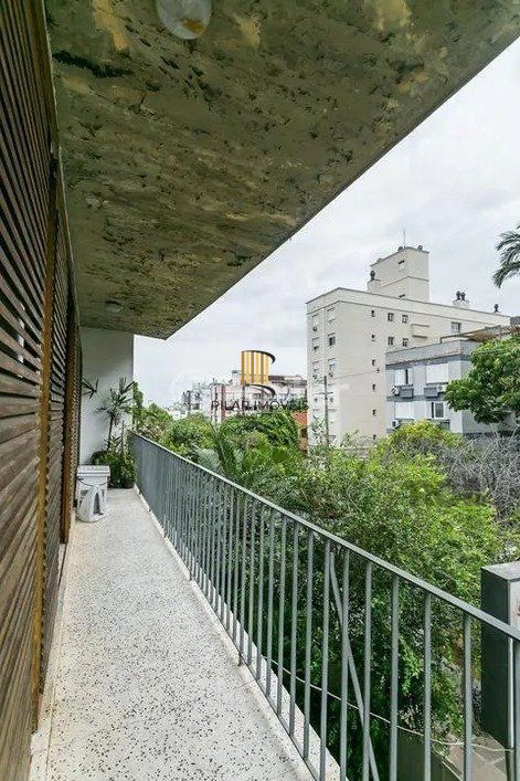 Casa Residencial ou comercial com 4 dormitórios, 2 banheiros