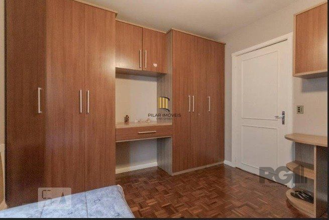 Casa com 04 dormitórios no Bairro Chacara das Pedras Porto Alegre