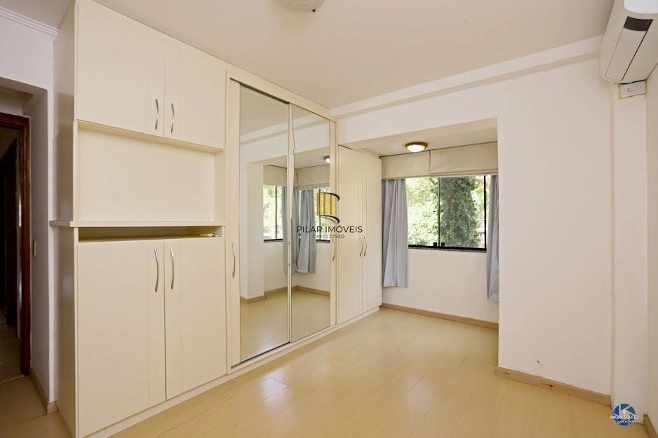 Apartamento semi mobiliado com churrasqueira e 02 garagens no Menino Deus em Porto Alegre