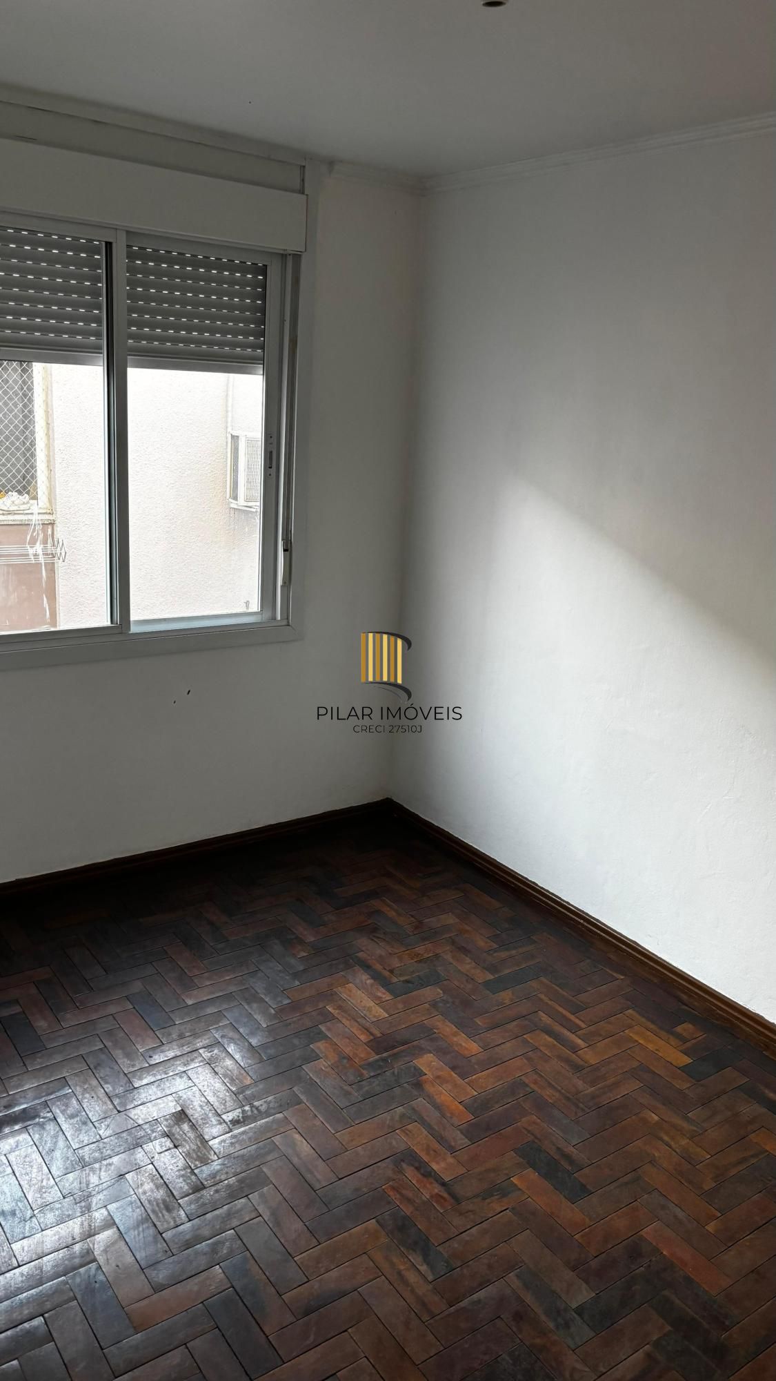Apartamento desocupado, localizado no 4º andar, com 2 quartos