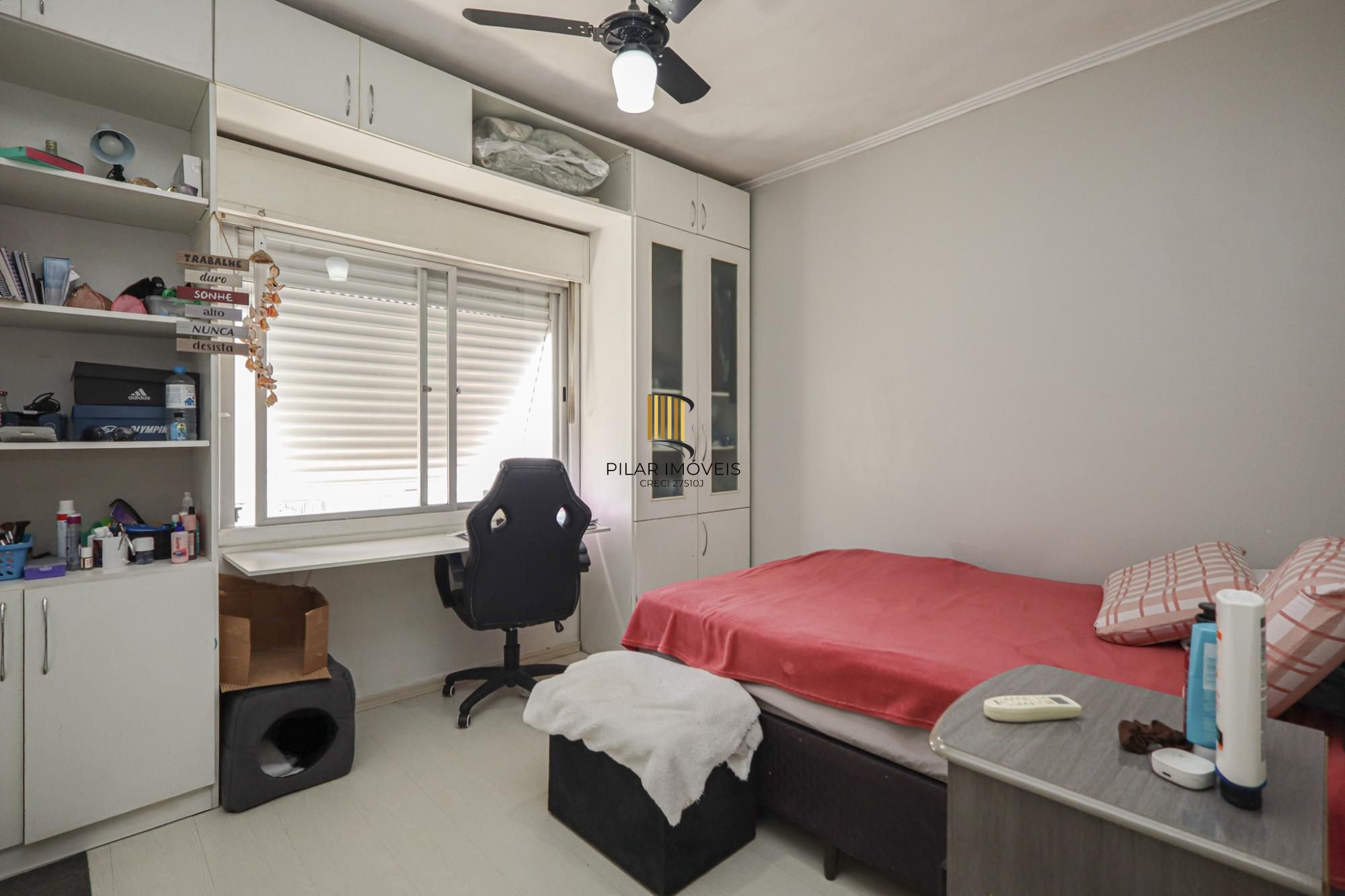 Com 2 quartos, 1 banheiro, opção do 2.º banheiro, e escritório,