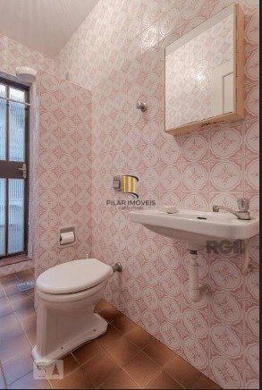 Casa com 04 dormitórios no Bairro Chacara das Pedras Porto Alegre