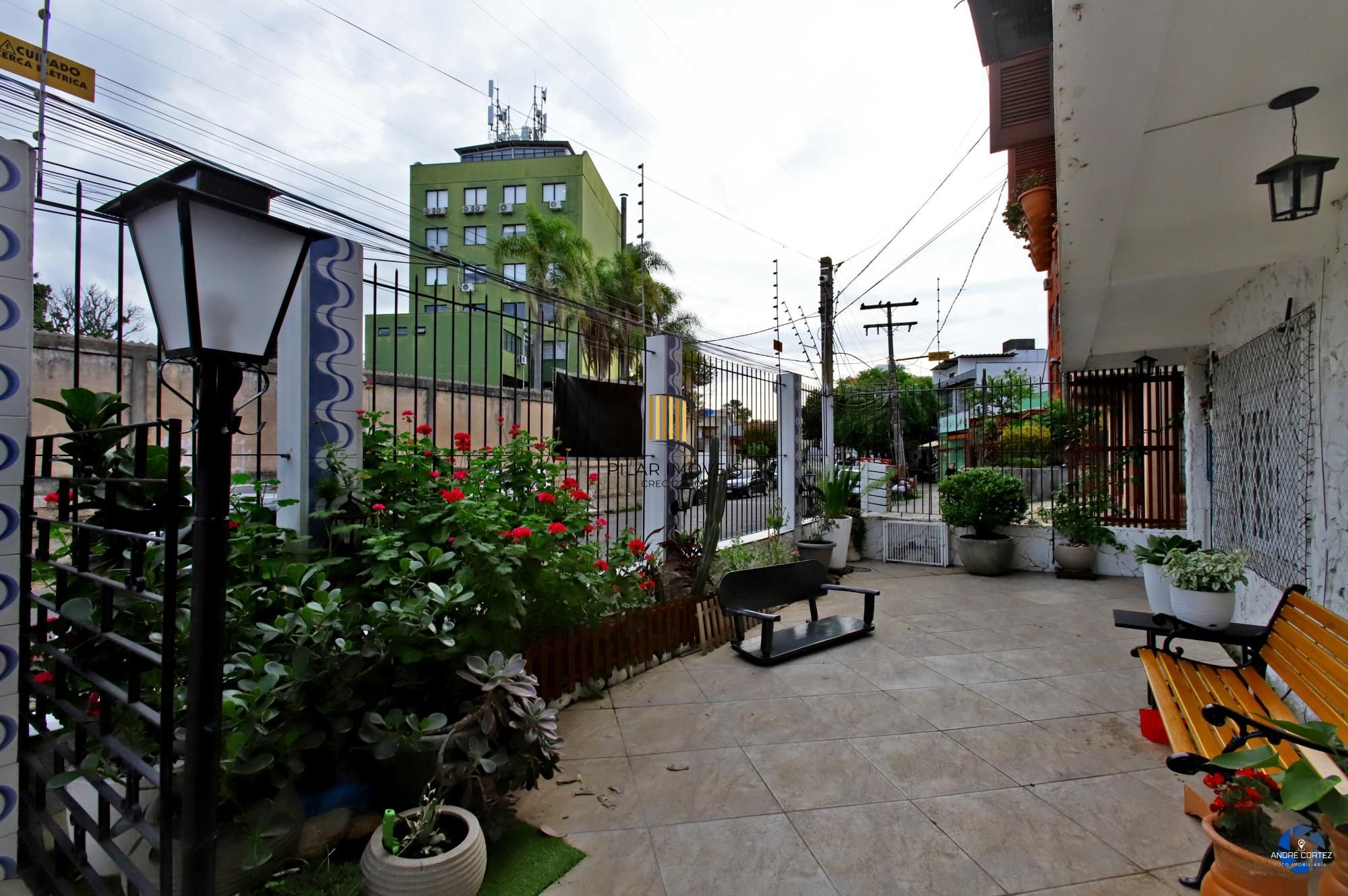 Apartamento térreo , tipo casa, área externa com churrasqueira , 02 dormitórios.