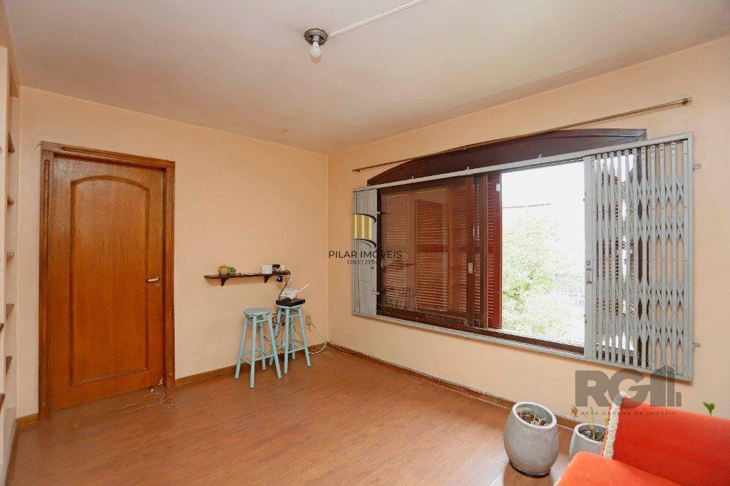 Casa 5 dormitórios no bairro Partenon