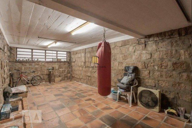 Casa com 04 dormitórios no Bairro Chacara das Pedras Porto Alegre