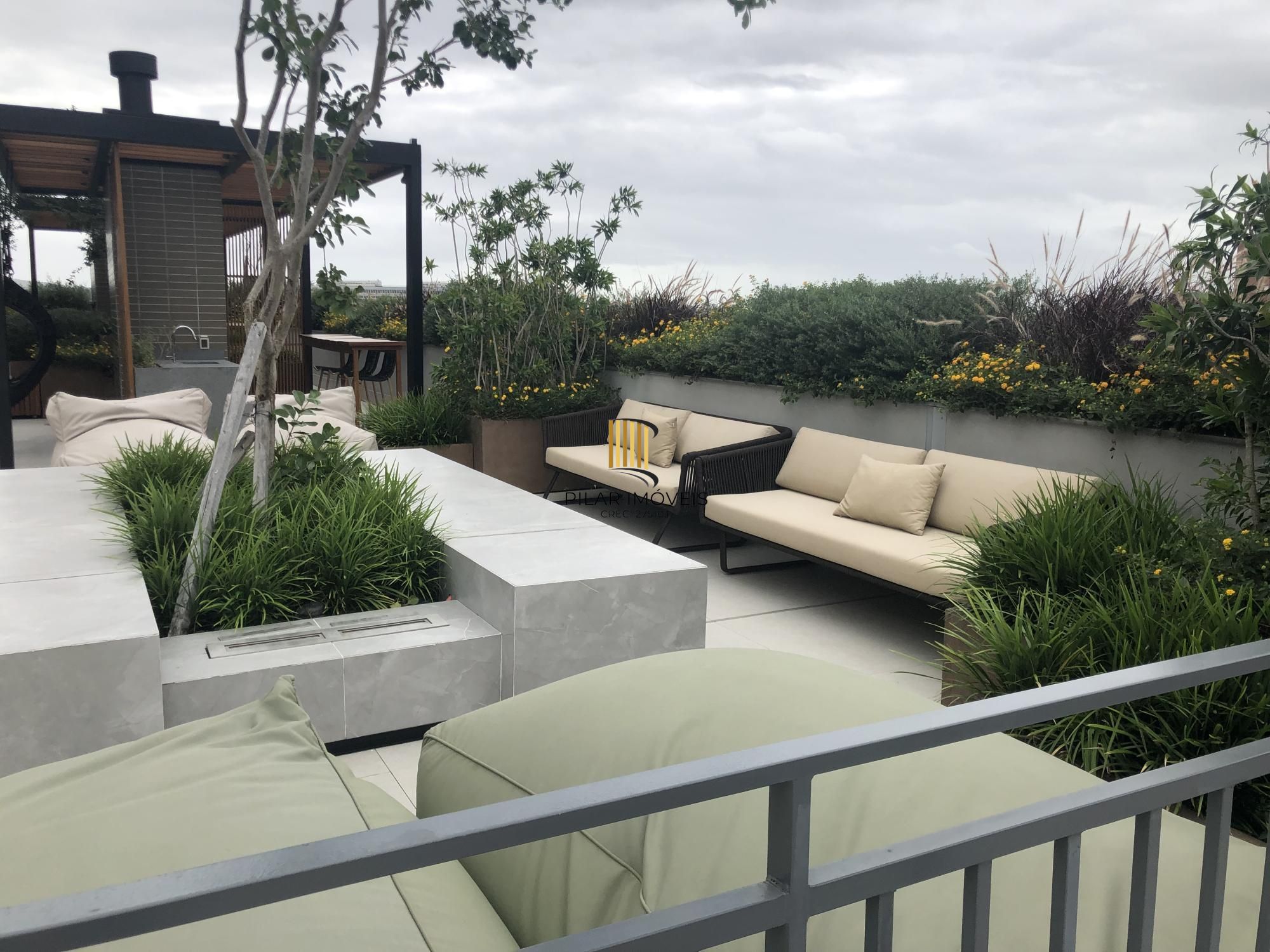 Apartamento desocupado e totalmente mobiliado com uma garagem