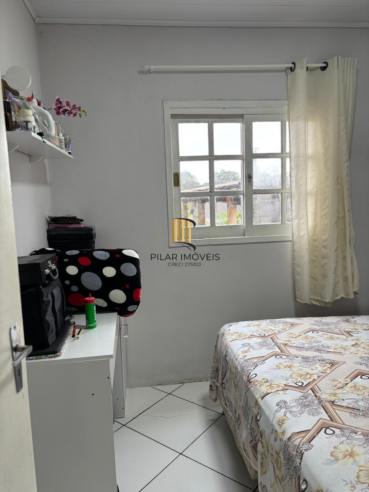 Casa residencial semimobiliada, com 3 quartos, 1 banheiro e 2 vagas de garagem.