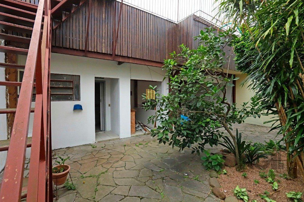 Casa 5 dormitórios no bairro Partenon