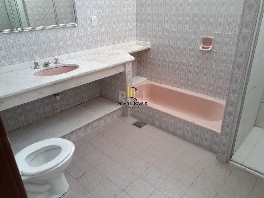 Casa para Venda - 385m², 5 dormitórios, sendo 1 suites, 4 vagas - Petrópolis