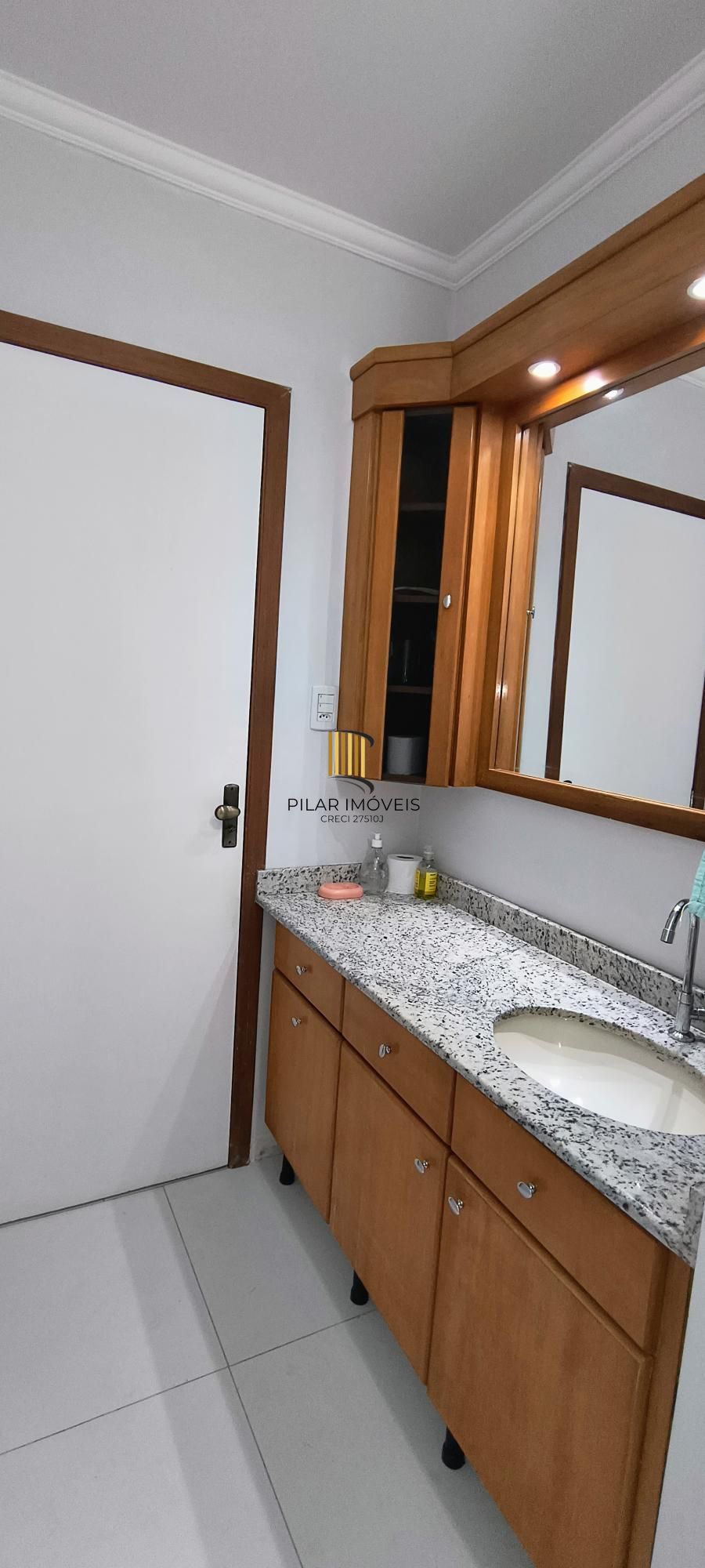 Com área privativa de 120,73 m2, sala com 03 ambientes