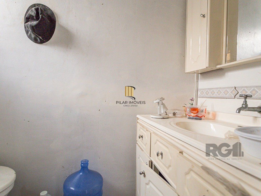 casa  com 3 quartos, 2 banheiros e vaga de garagem,