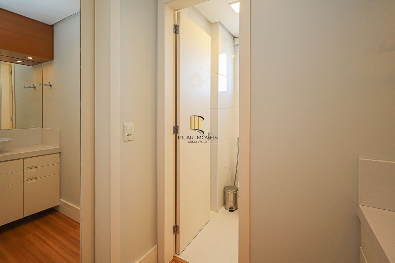 Apartamento de 3 quartos, 3 suítes, com 02 garagens individuais no Bairro Petrópolis, próximo a Encol.