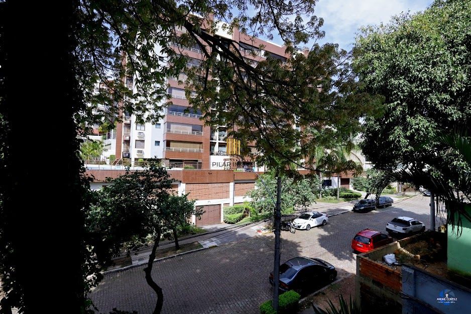 Apartamento semi mobiliado com churrasqueira e 02 garagens no Menino Deus em Porto Alegre