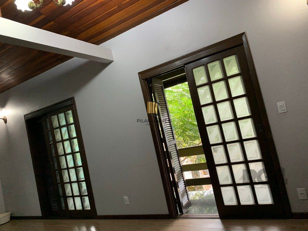 Casa sobrado com 03 dormitórios e garagem para 3 carros na cidade de Nova Petrópolis