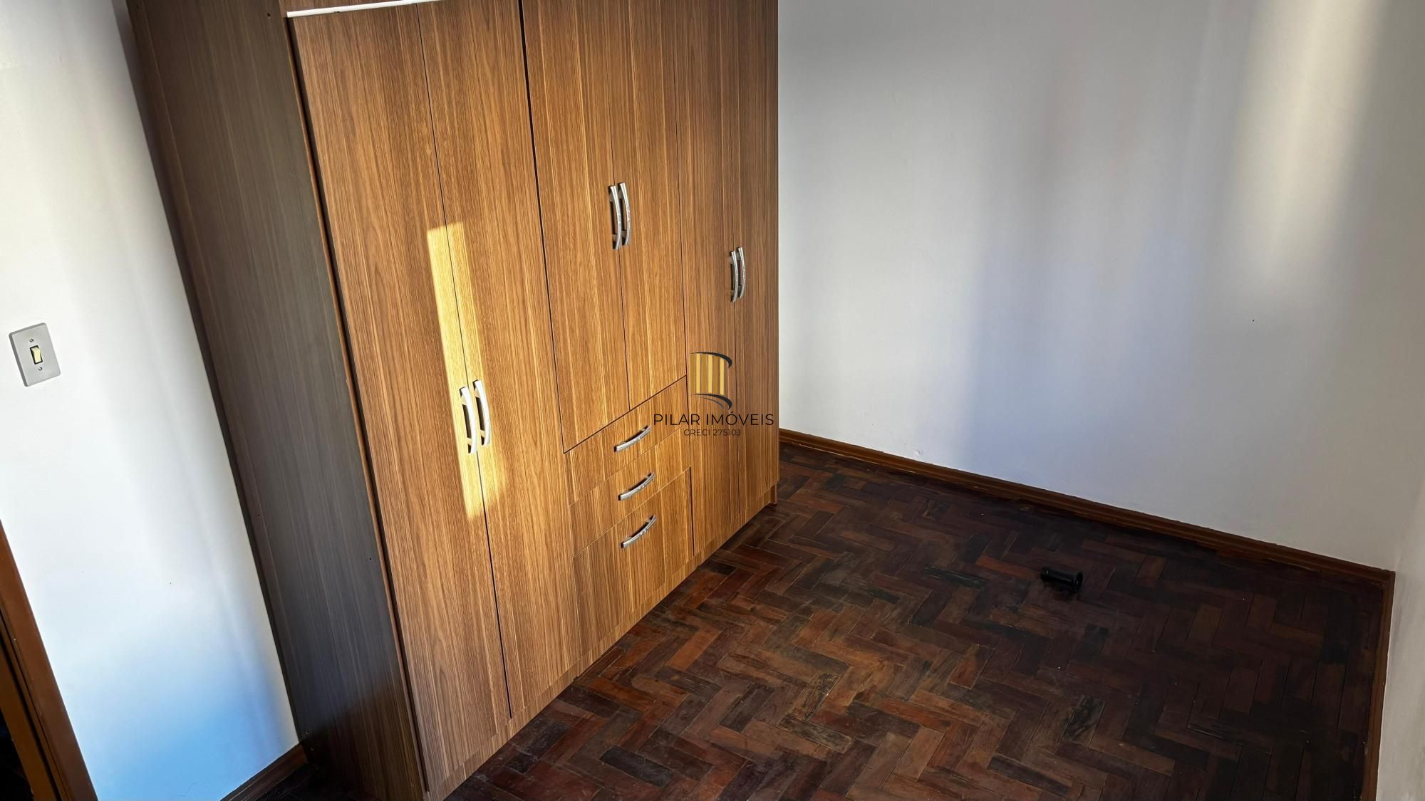 Apartamento desocupado, localizado no 4º andar, com 2 quartos