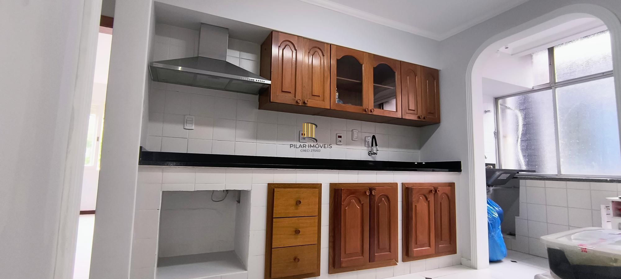 Com área privativa de 120,73 m2, sala com 03 ambientes