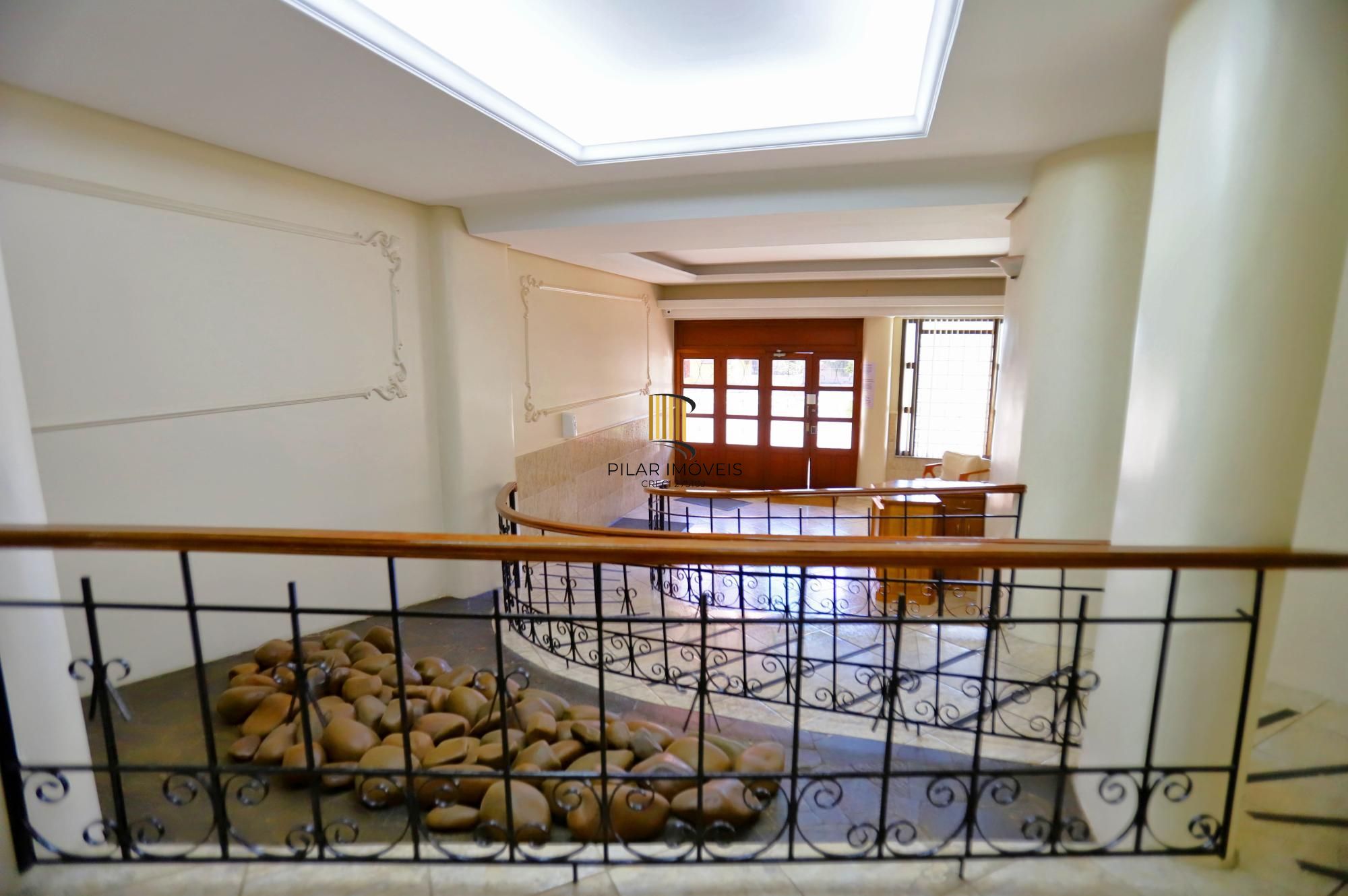 Apartamento super iluminado e arejado,  com hall de entrada , living amplo com 02 ambientes , 02 dormitórios, sendo uma suíte , banheiro  social com ventilação externa e cozinha mobiliada