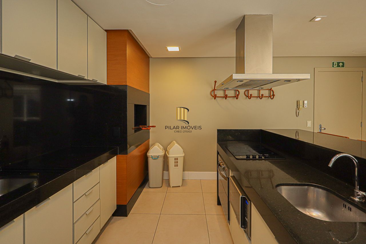 Apartamento de 3 quartos, 3 suítes, com 02 garagens individuais no Bairro Petrópolis, próximo a Encol.