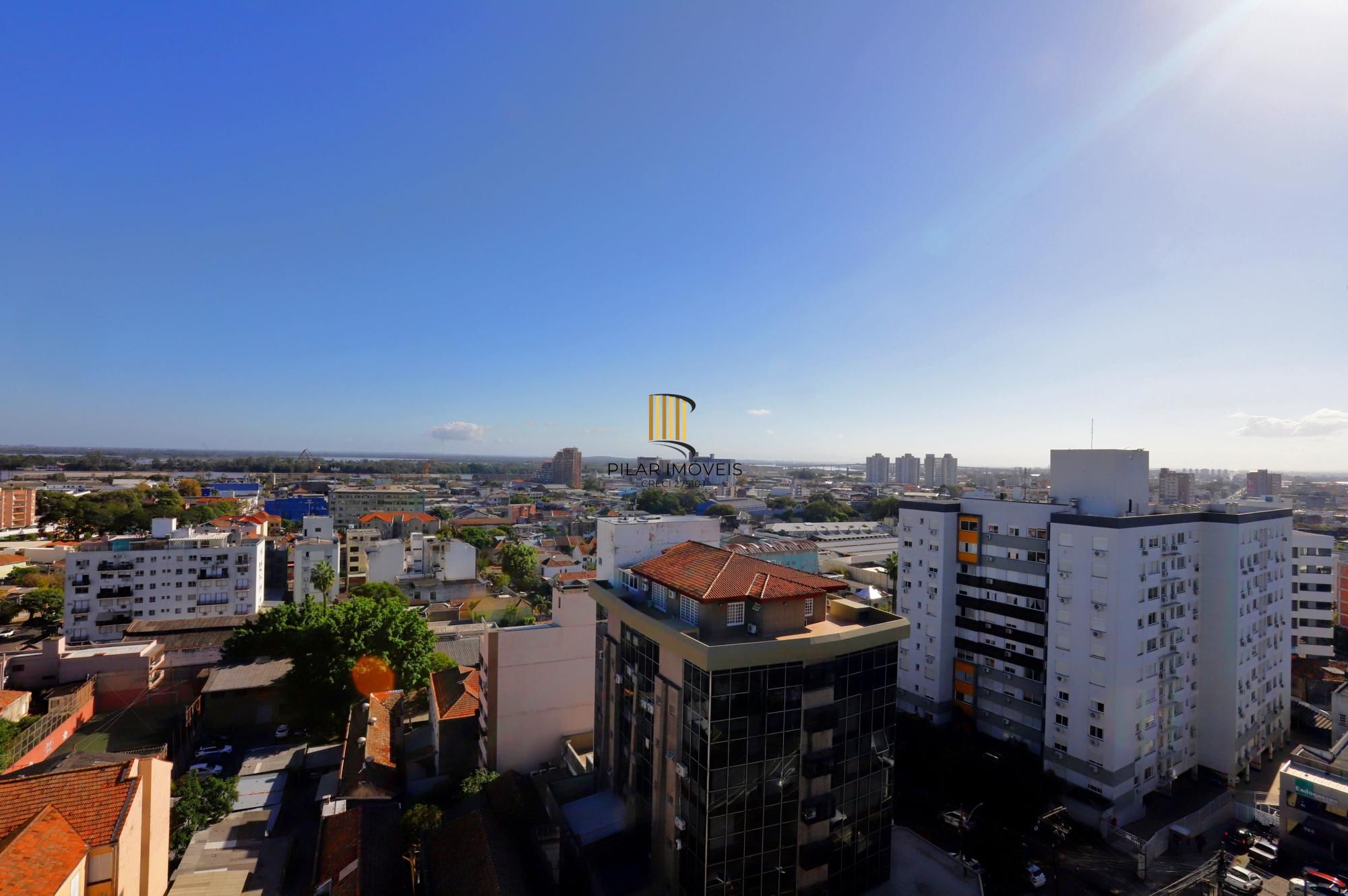 Apartamento super iluminado e arejado,  com hall de entrada , living amplo com 02 ambientes , 02 dormitórios, sendo uma suíte , banheiro  social com ventilação externa e cozinha mobiliada