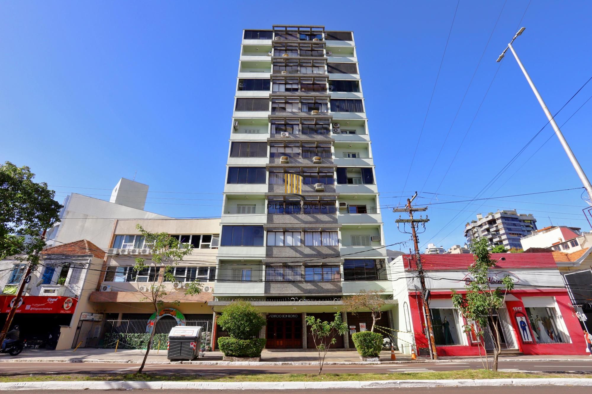 Apartamento super iluminado e arejado,  com hall de entrada , living amplo com 02 ambientes , 02 dormitórios, sendo uma suíte , banheiro  social com ventilação externa e cozinha mobiliada