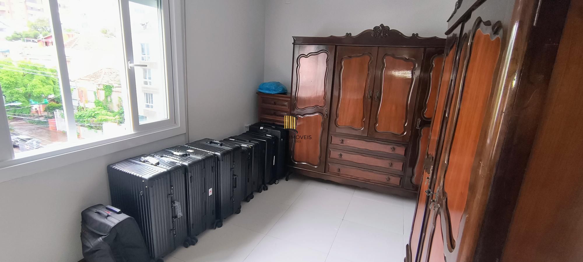 Com área privativa de 120,73 m2, sala com 03 ambientes