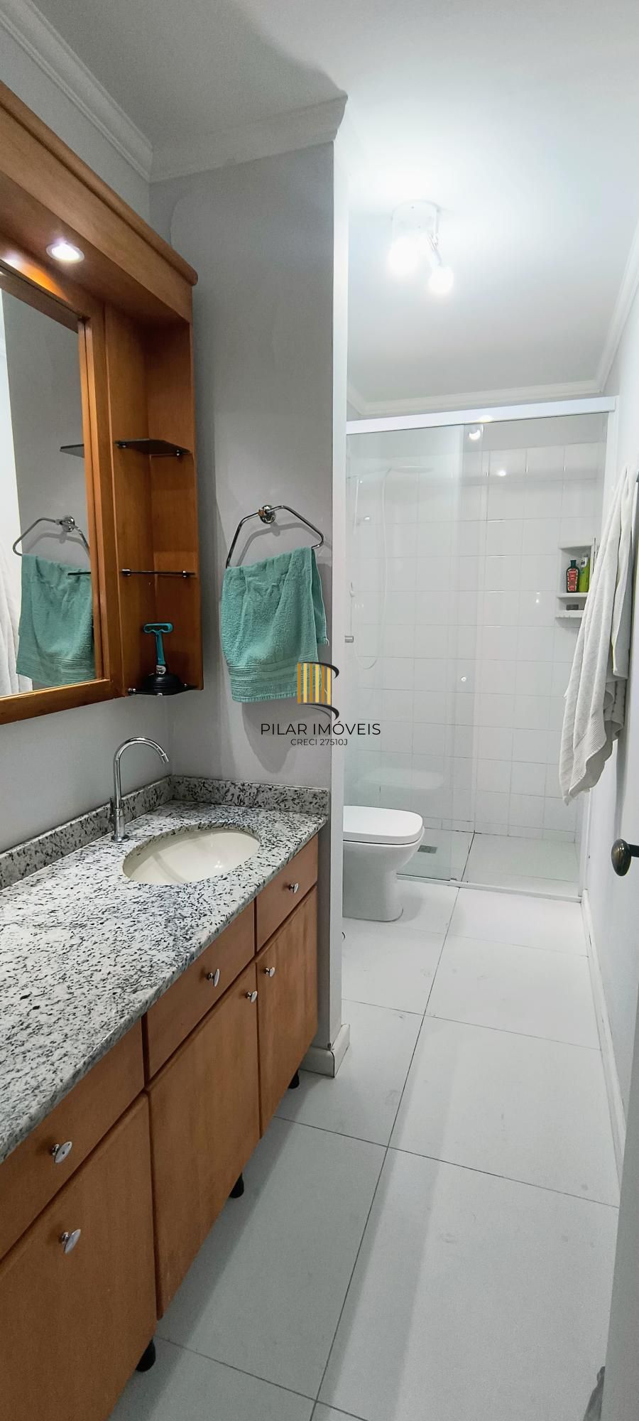 Com área privativa de 120,73 m2, sala com 03 ambientes