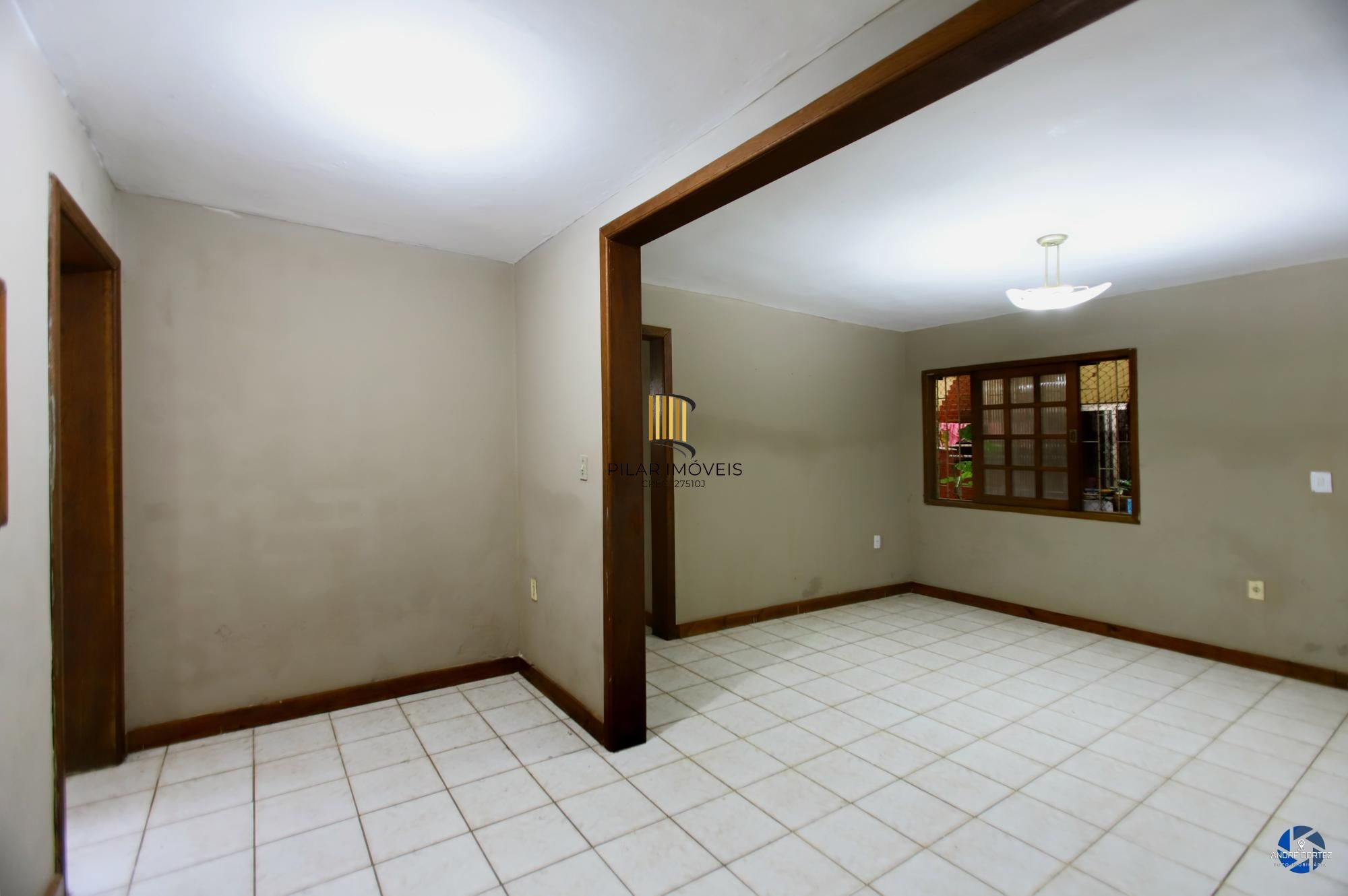 Apartamento térreo , tipo casa, área externa com churrasqueira , 02 dormitórios.