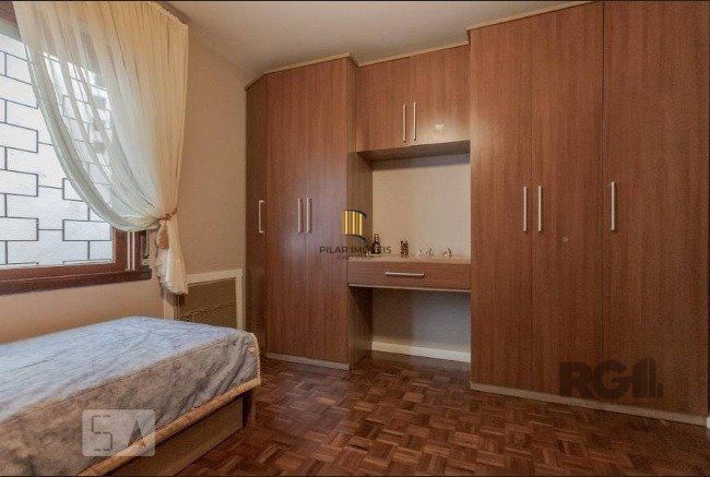 Casa com 04 dormitórios no Bairro Chacara das Pedras Porto Alegre