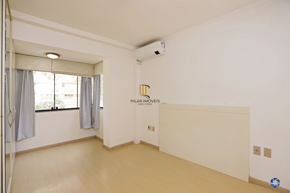 Apartamento semi mobiliado com churrasqueira e 02 garagens no Menino Deus em Porto Alegre