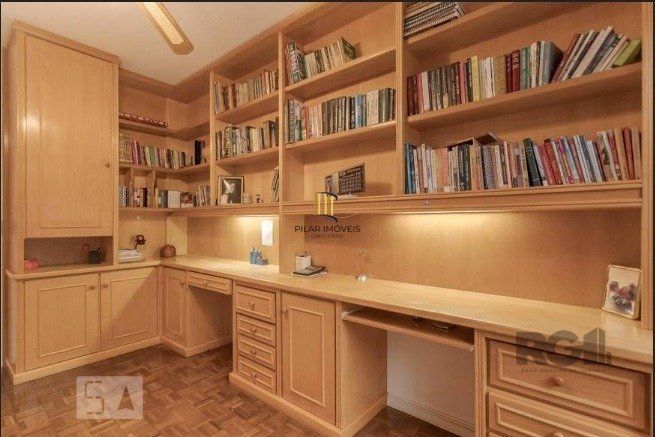 Casa com 04 dormitórios no Bairro Chacara das Pedras Porto Alegre