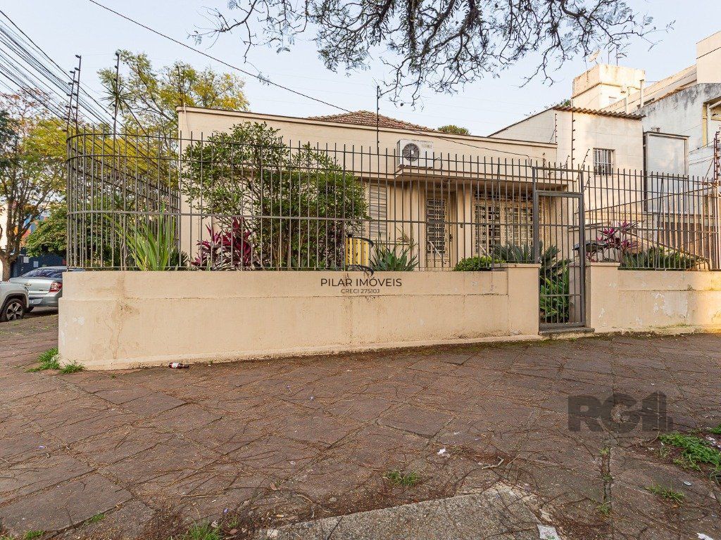 casa  com 3 quartos, 2 banheiros e vaga de garagem,