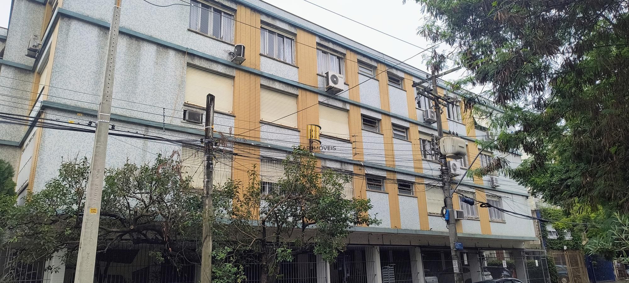 Com área privativa de 120,73 m2, sala com 03 ambientes