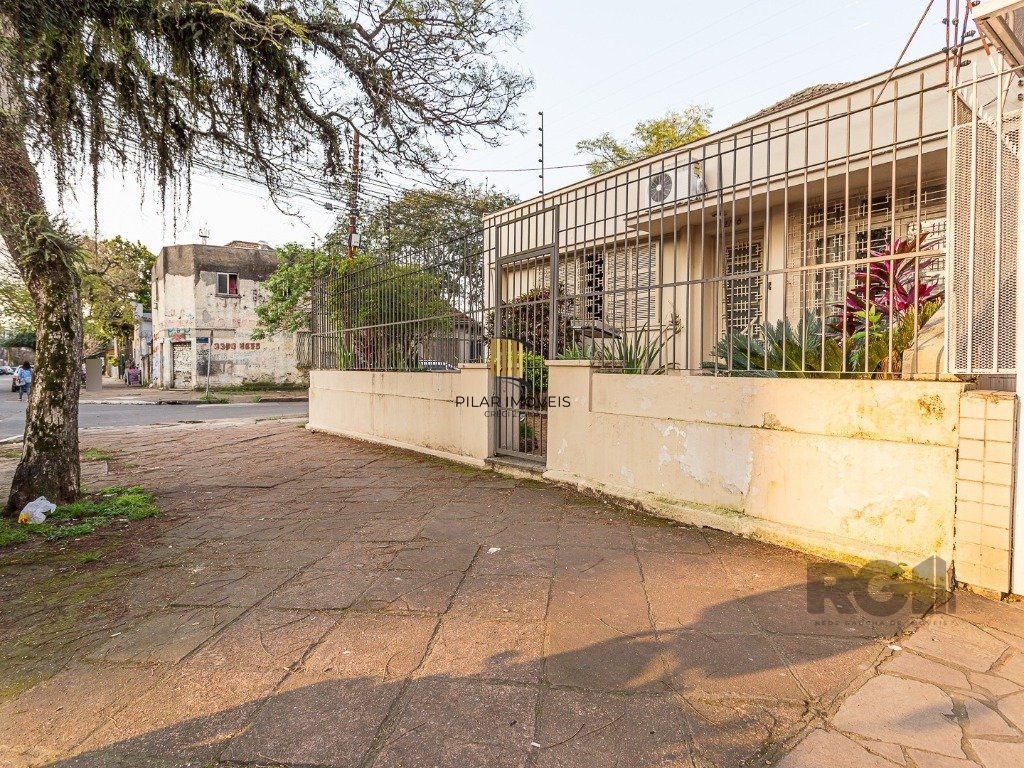 casa  com 3 quartos, 2 banheiros e vaga de garagem,