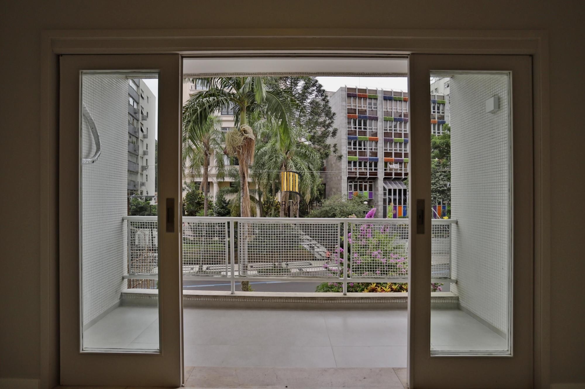 Apartamento 03 dormitórios revitalizado no Moinhos de Vento em Porto Alegre.