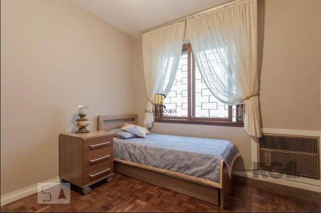 Casa com 04 dormitórios no Bairro Chacara das Pedras Porto Alegre