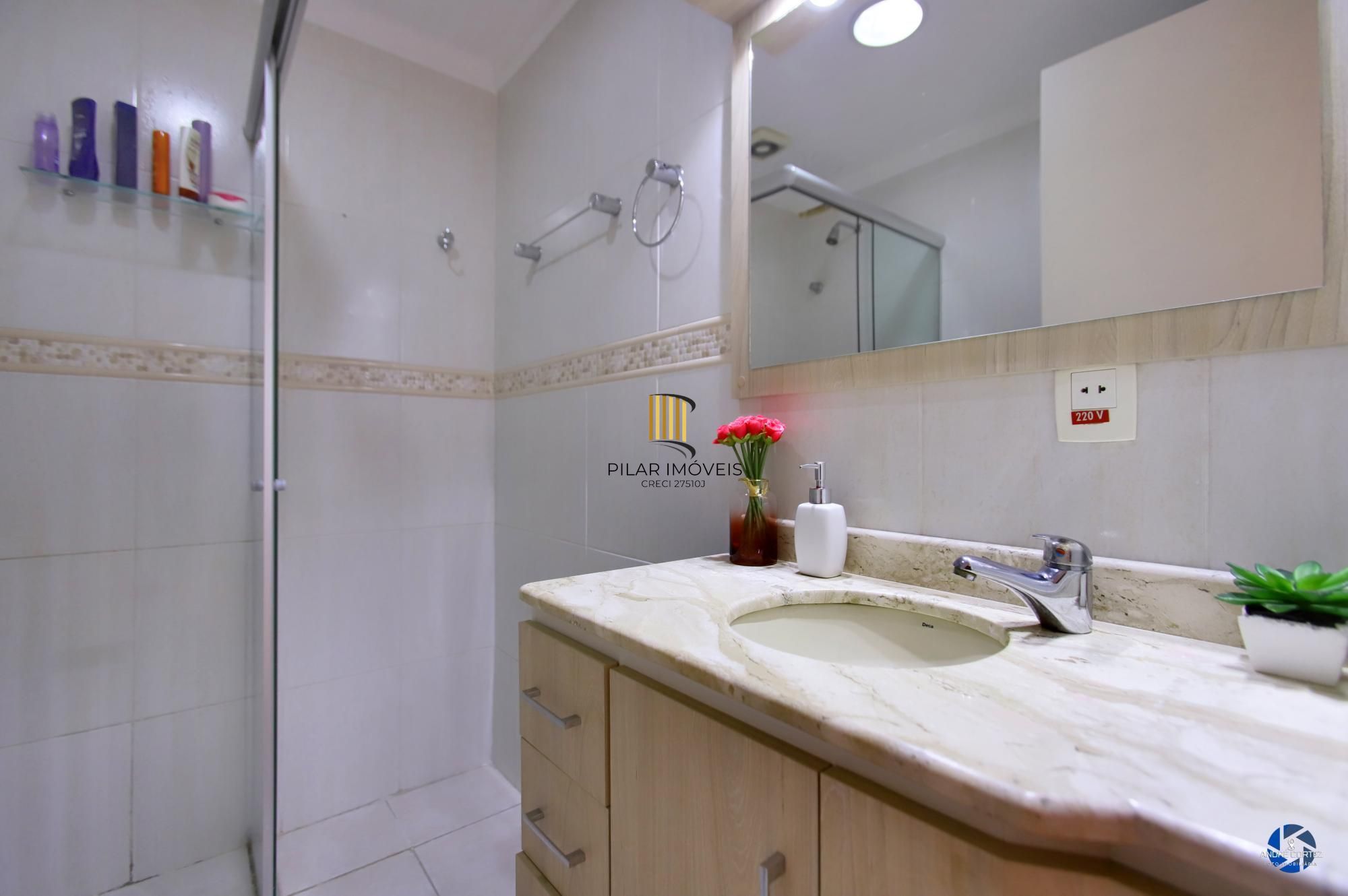 Vende cobertura: Piso inferior:  02 dormitórios, 02 banheiros, living 2 ambientes, cozinha americana.