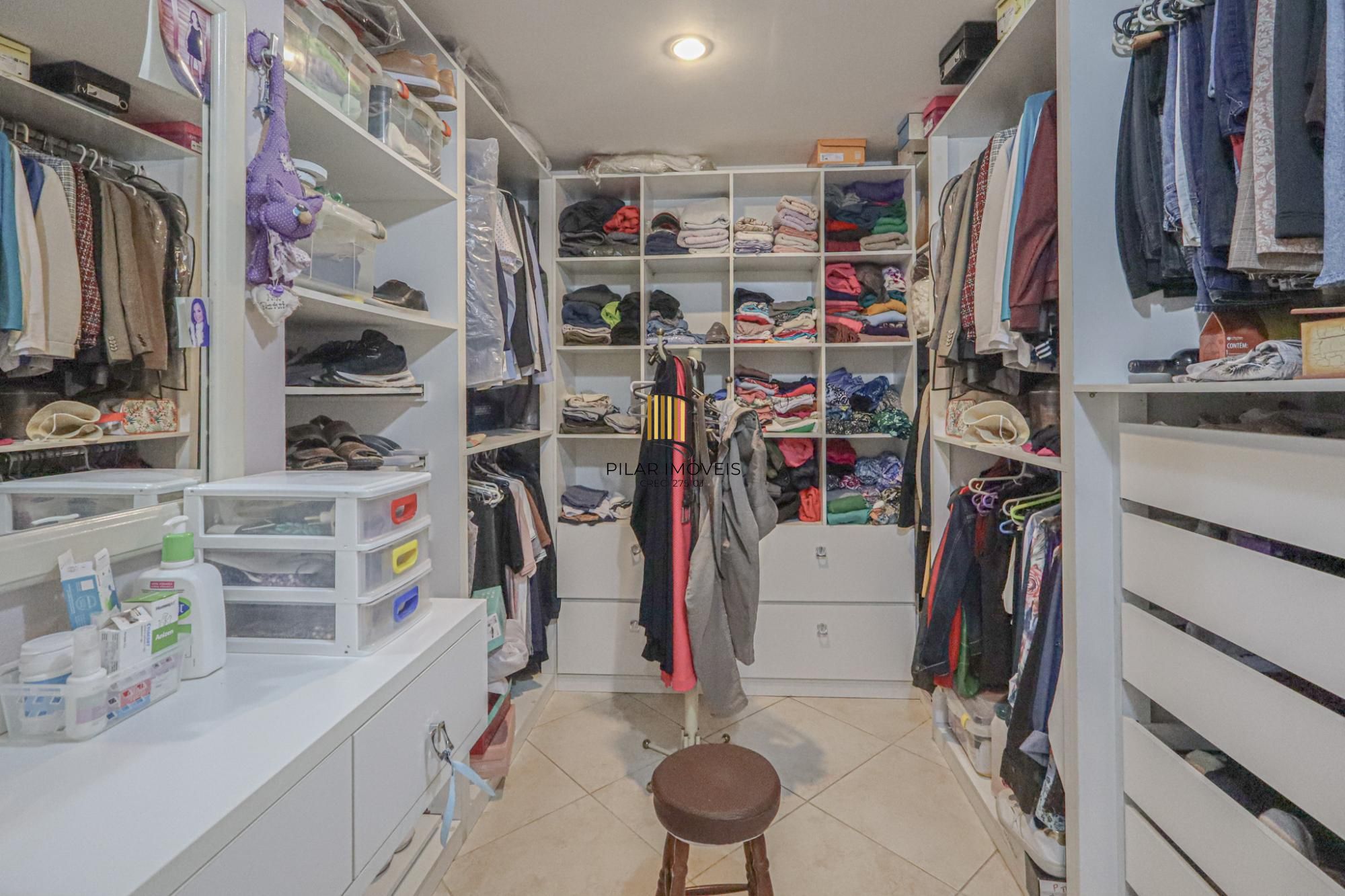 Residência de luxo ! Impecável.. 04 dormitórios , piscina / estuda dação