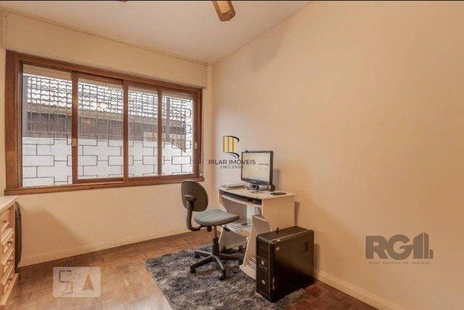 Casa com 04 dormitórios no Bairro Chacara das Pedras Porto Alegre