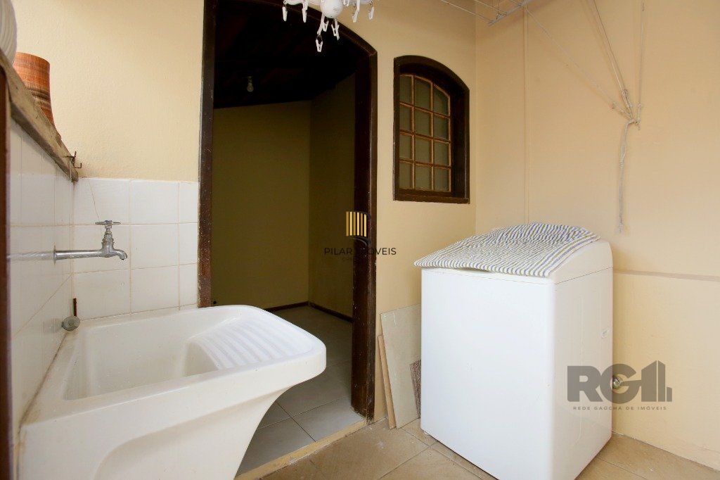 Casa de Condomínio 3 dormitórios no bairro Cristal
