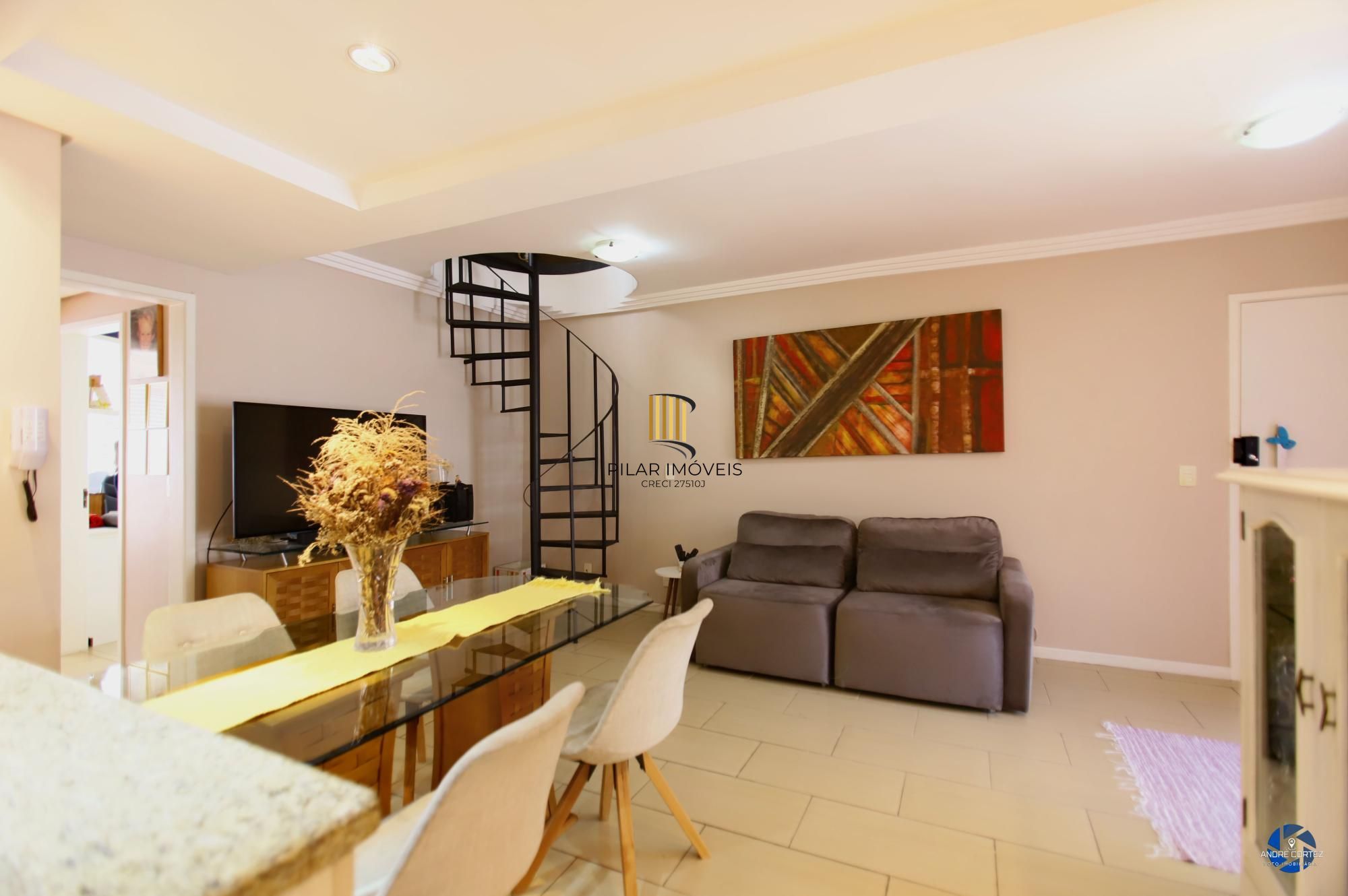 Vende cobertura: Piso inferior:  02 dormitórios, 02 banheiros, living 2 ambientes, cozinha americana.