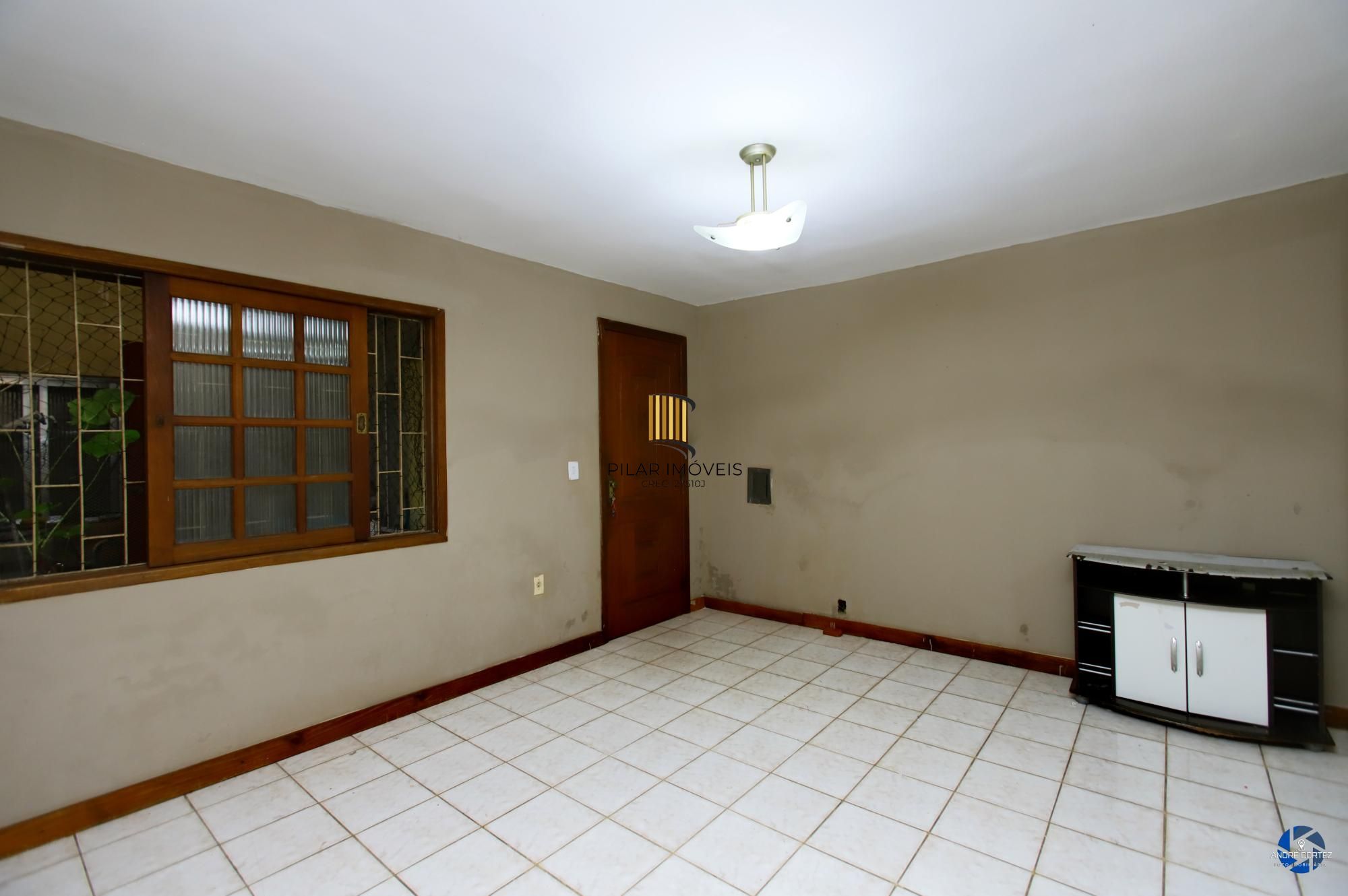 Apartamento térreo , tipo casa, área externa com churrasqueira , 02 dormitórios.