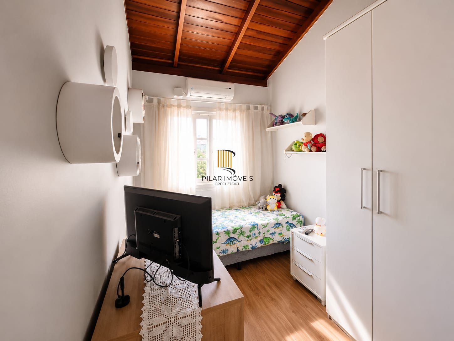 Casa 03 dormitórios no bairro Guarujá em Porto Alegre