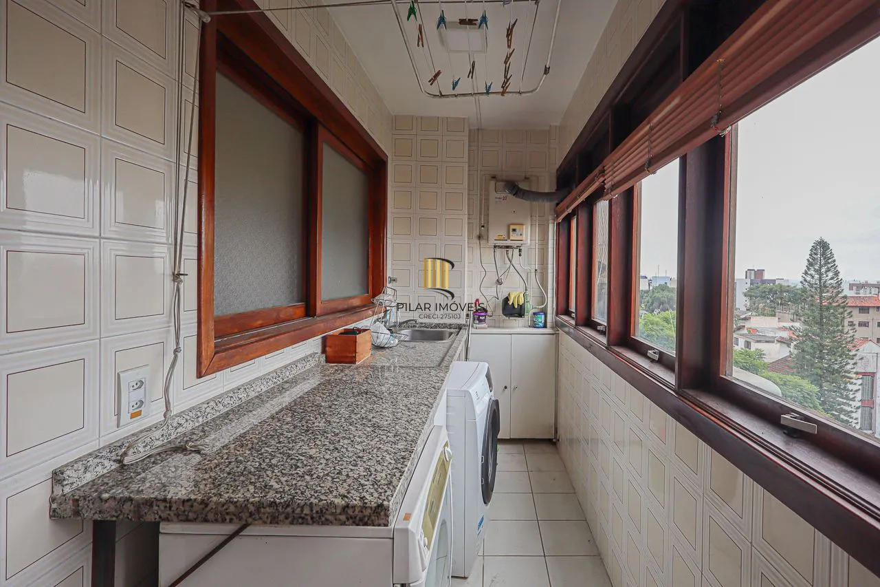 Apartamento cobertura de 03 dormitórios com opção de 05, 03 garagens. Bairro Higienópolis