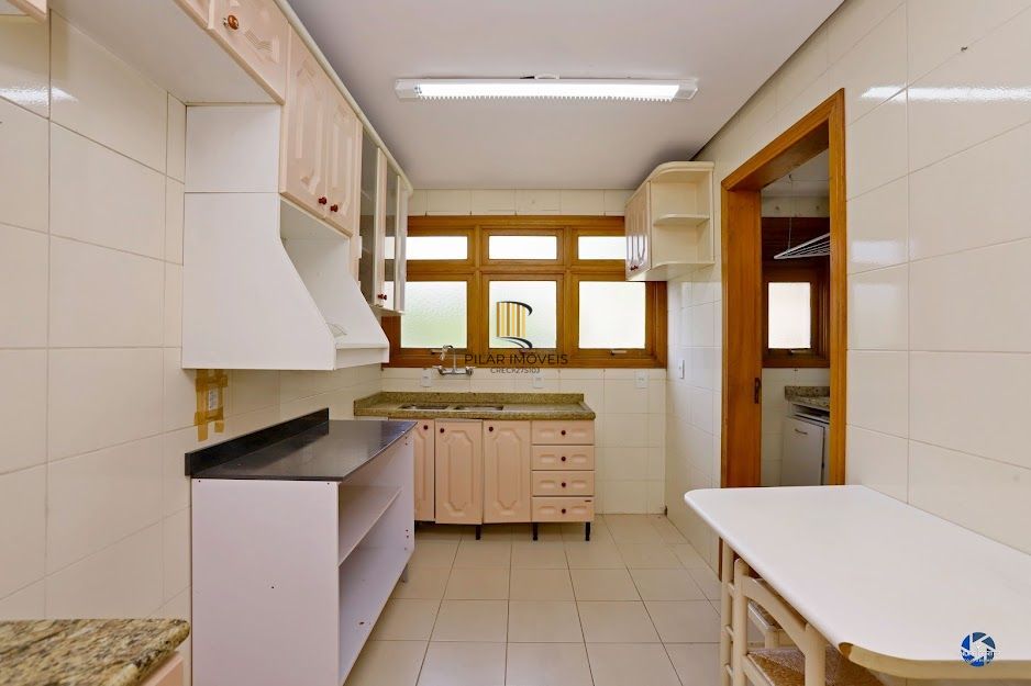 Apartamento semi mobiliado com churrasqueira e 02 garagens no Menino Deus em Porto Alegre